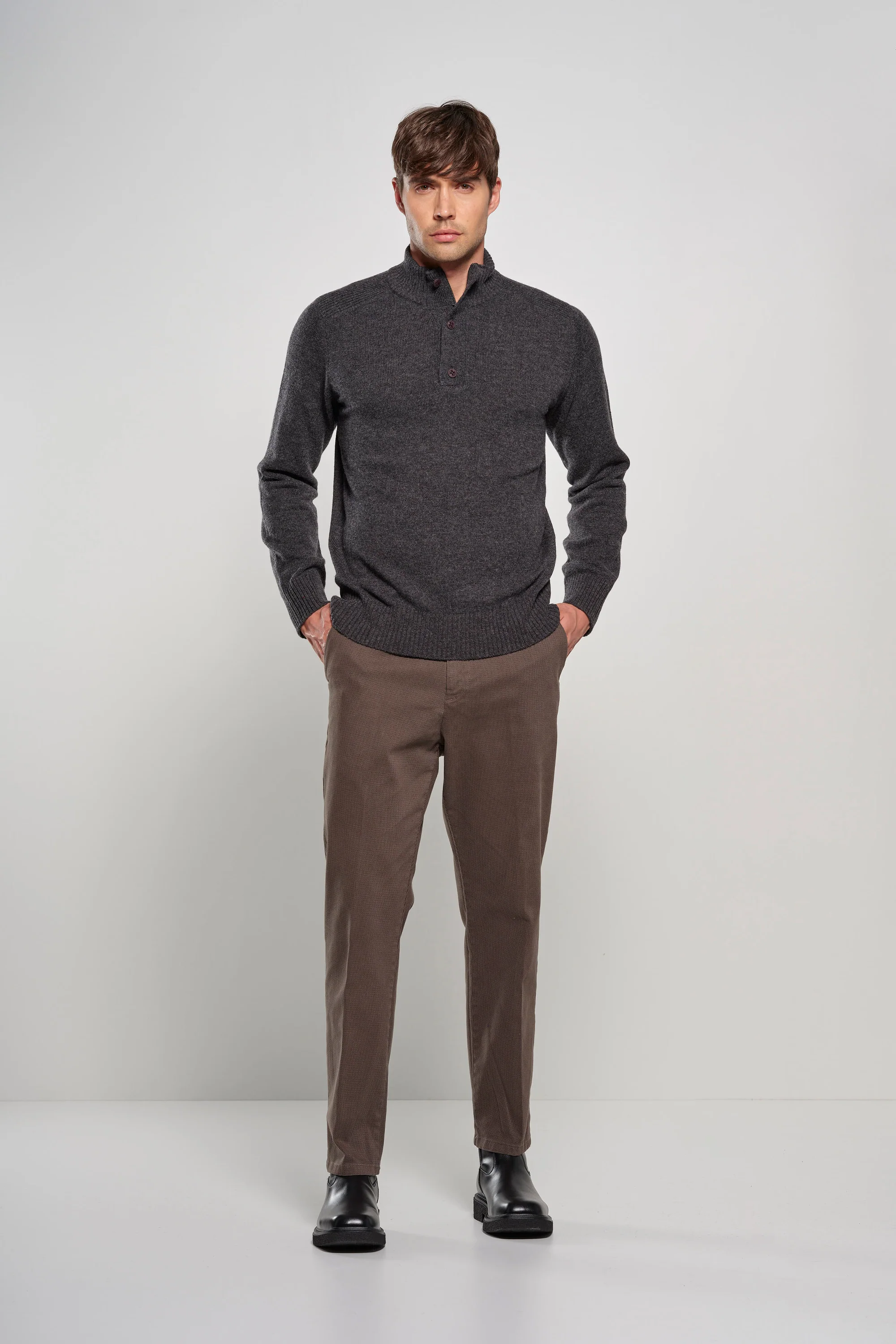 Maglione con collo alto e bottoni - Image 18