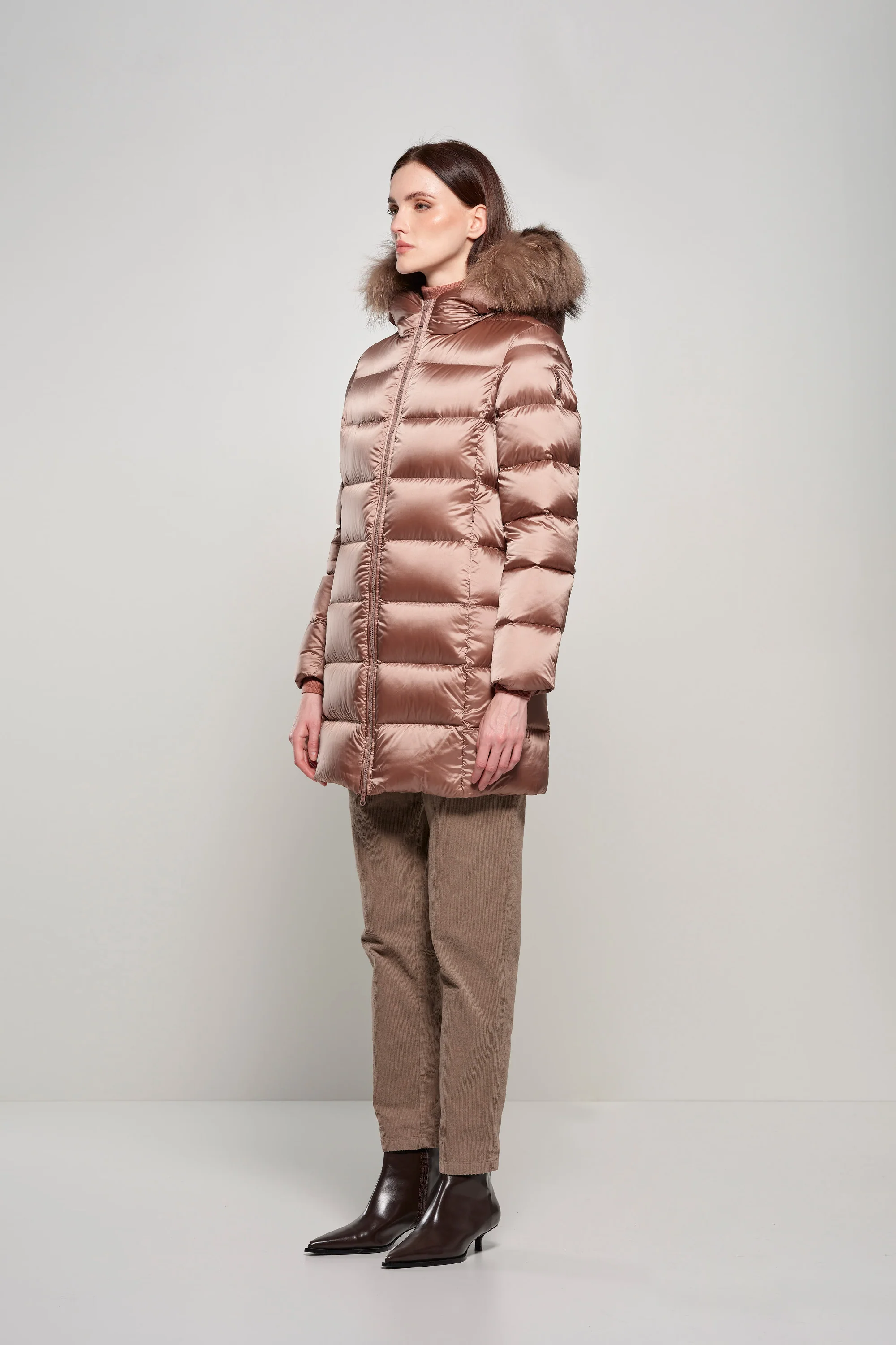 Piumino lungo da donna slim imbottito downproof windproof con cappuccio e pelliccia staccabile - Image 23